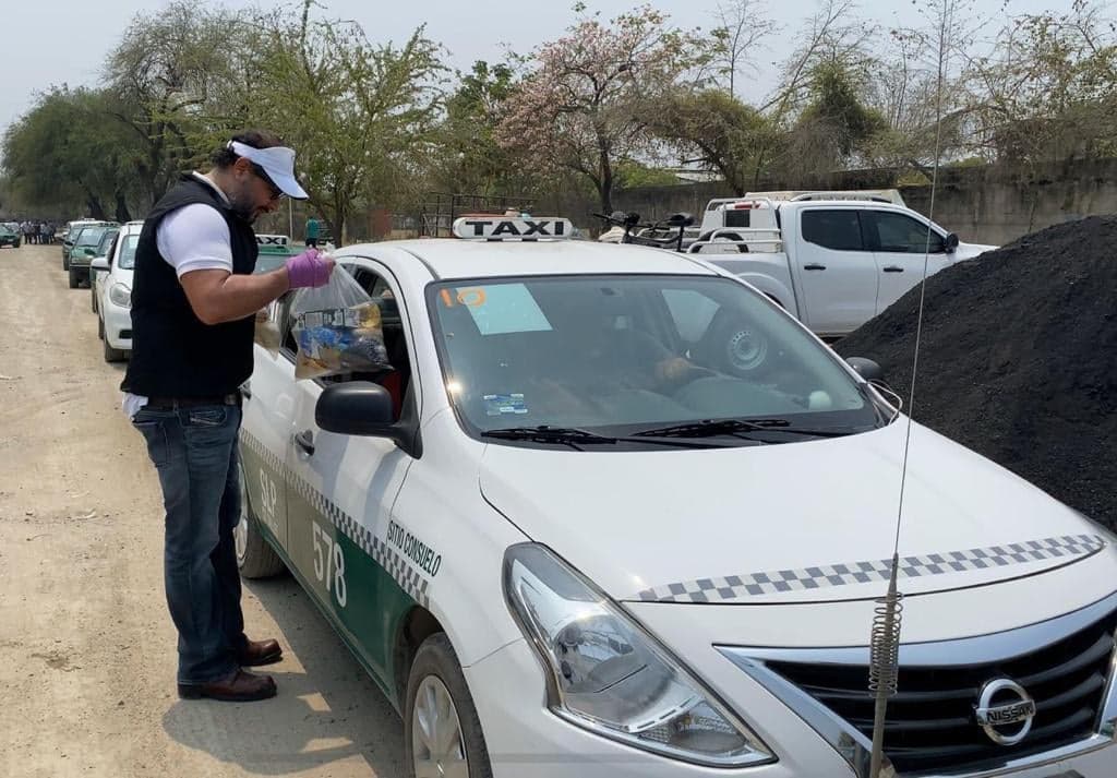  Entrega alcalde de Ciudad Valles despensas a taxistas y a “hormiguitas” —  Amanecer Huasteco