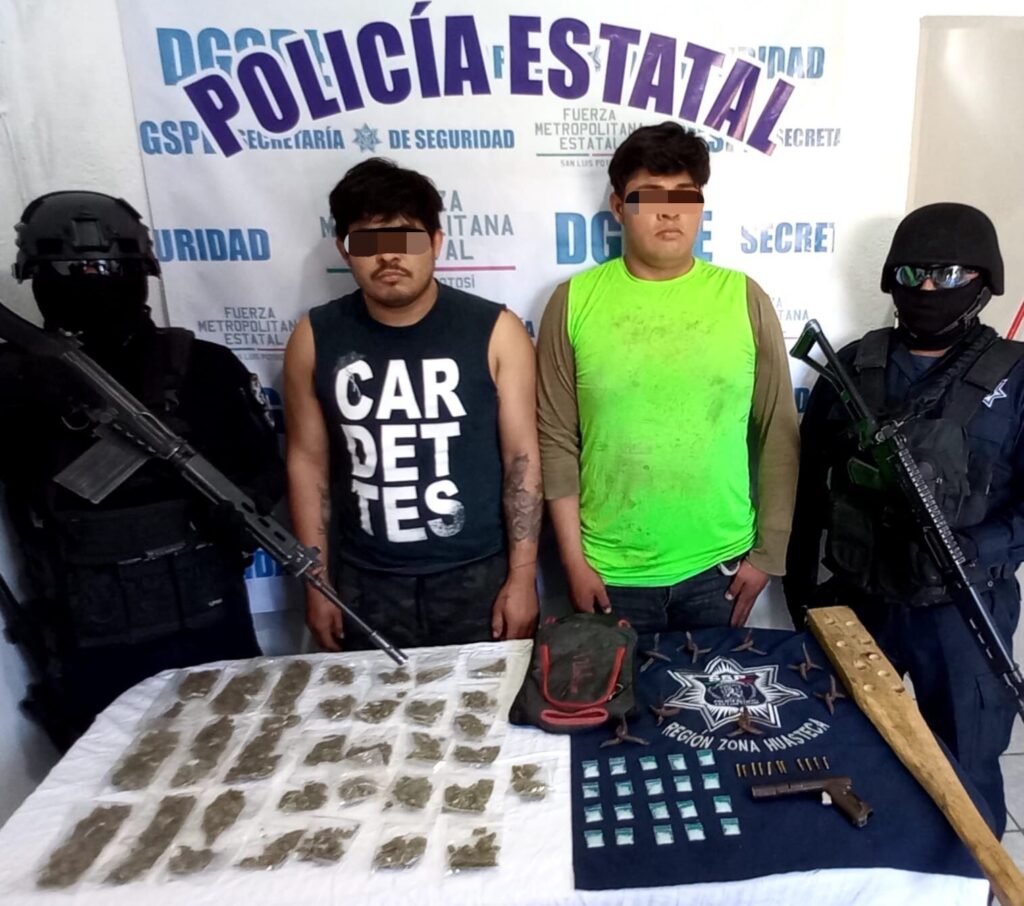 Policía estatal detiene a dos sujetos con droga un arma de fuego