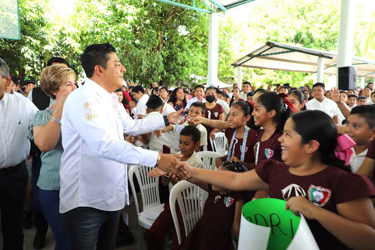 Ricardo Gallardo Lleva A La Huasteca M S Apoyos Escolares Amanecer