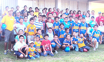 alumnos de la Academia Tigres CEMEX Tamuín, maestros, padres de familia y voluntarios CEMEX, participaron de manera voluntaria en una jornada de convivencia con 23 niños con discapacidad