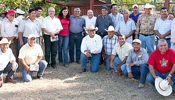 Reciben productores agrícolas apoyos gubernamentales