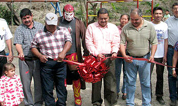 Se presentaron luchadores ,se entregaron dulces y juguetes a los niños.