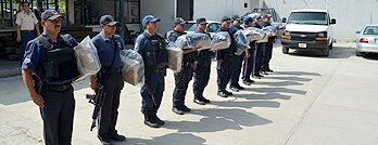 ENTREGA MUNICIPIO DOTACION DE UNIFORMES A POLICIAS MUNICIPALES