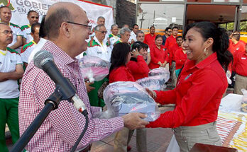 ENTREGA ALCALDE UNIFORMES A TRABAJADORES SINDICALIZADOS