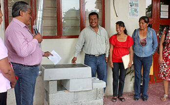 Entrega Alcalde Estufas Ecológicas.