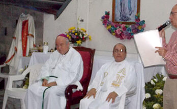 ALCALDE ENTREGA ESCRITURAS DE LA CAPILLA DE LA SANTA CRUZ