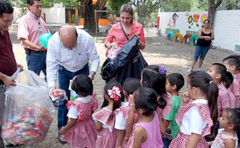 ALCALDE LLEVA DULCES Y REGALOS A 3 PLANTELES DE PREESCOLAR