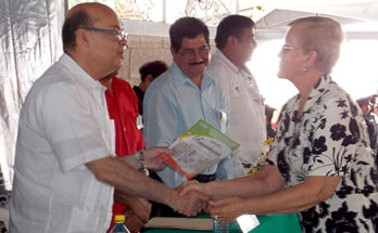 ALCALDE ENTREGA PREMIOS MUNICIPALES DE EDUCACION Y RECONOCIMIENTOS POR AÑOS DE SERVICIO A MAESTROS