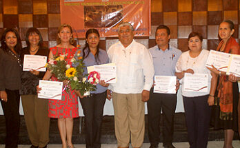 ALCALDE ENTREGA PREMIOS MUNICIPALES DE EDUCACION 2013