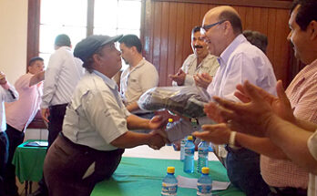 ALCALDE ENTREGA UNIFORMES A ELEMENTOS DE SEGURIDAD ESCOLAR