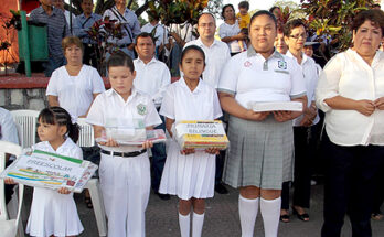 INICIO ALCALDE CICLO ESCOLAR Y ENTREGÓ APOYOS EN LA PLAZA PRINCIPAL