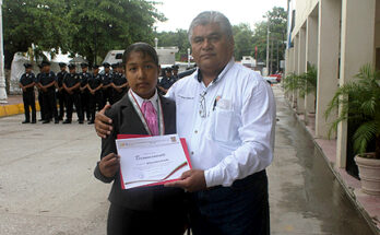 Entrega Alcalde, reconocimiento a la alumna ganadora del 1er Lugar en la Olimpiada del Conocimiento Infantil 2013