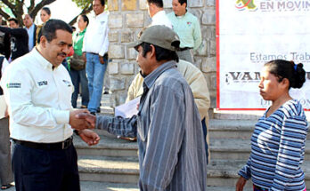 ENTREGA MUNICIPIO APOYOS A LA CIUDADANIA