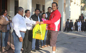 Entrega de Uniformes a jóvenes que participaran en la Olimpiada Nacional 2014 de Vóleibol de Playa