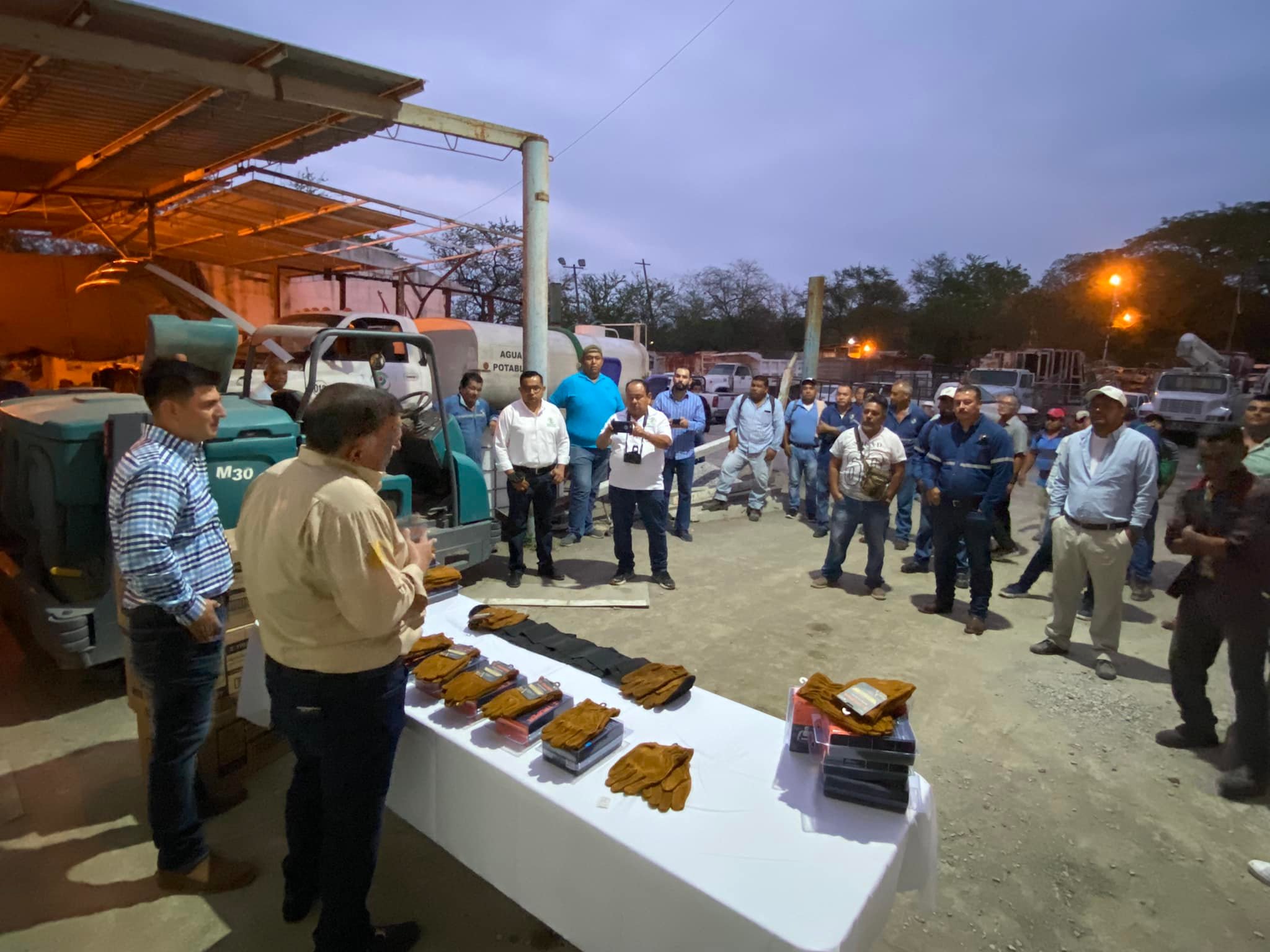 Alcalde entrega equipo a personal de limpieza — Amanecer Huasteco